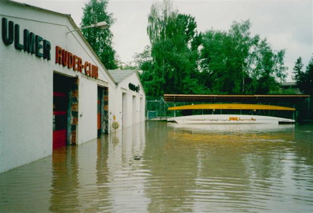 Hochwasser1999 bootsplatz mit drachenbooten